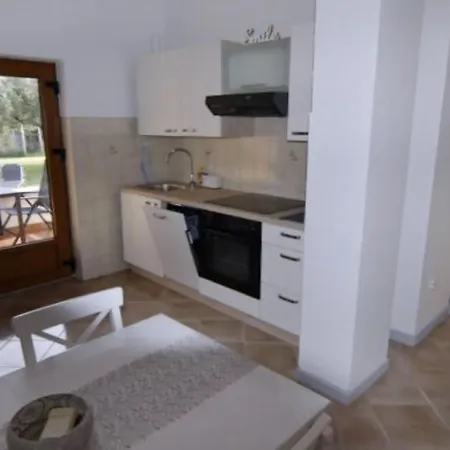Renovierte In Zambratija Mit Grossem Garten Apartment *