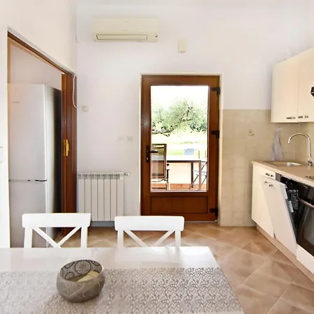 Apartment Renovierte In Zambratija Mit Grossem Garten *