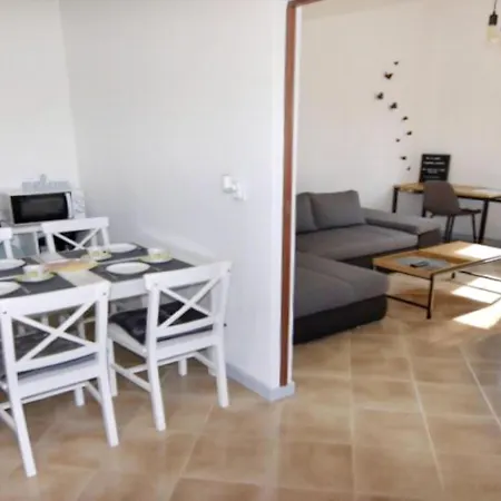 Renovierte In Zambratija Mit Grossem Garten Apartment