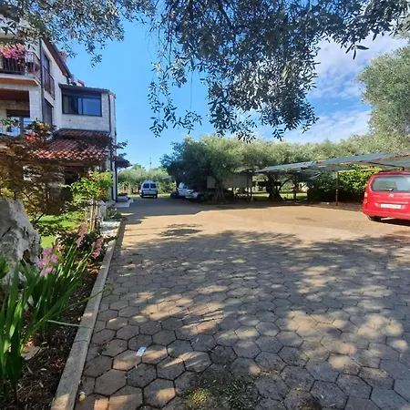 Renovierte In Zambratija Mit Grossem Garten Apartment *