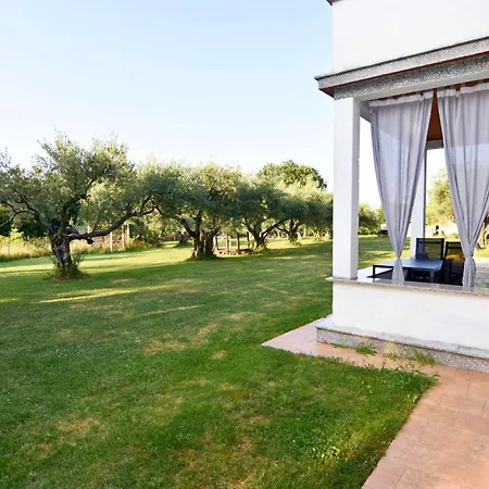 Renovierte In Zambratija Mit Grossem Garten *