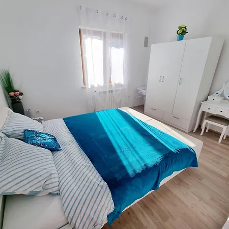 Apartment Renovierte In Zambratija Mit Grossem Garten