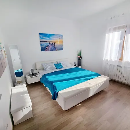 Renovierte In Zambratija Mit Grossem Garten Apartment Umag